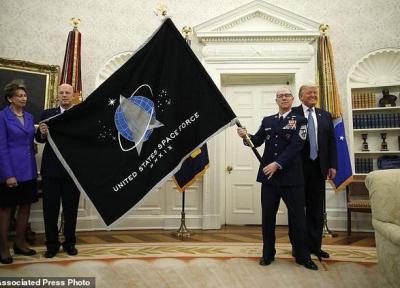 ترامپ، پرچم ارتش فضایی را برافراشت، عکس
