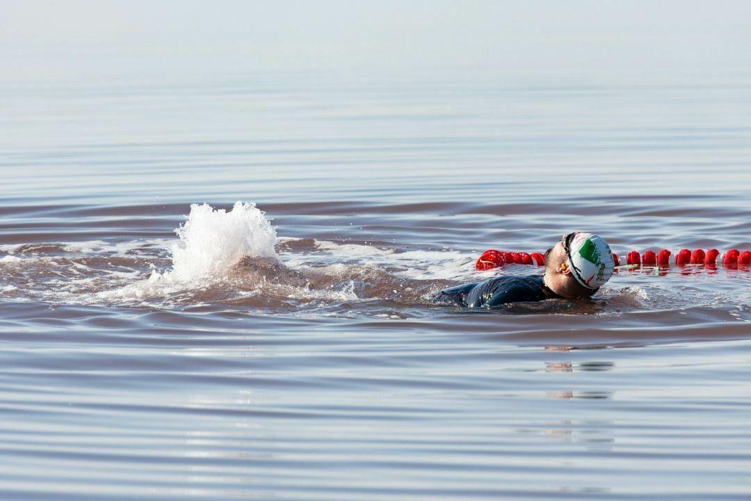 خبرنگاران شناگر ماکویی با دست و پای بسته در دریاچه ارومیه شنا کرد