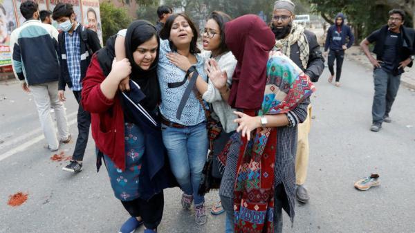 ببینید، خشونت پلیس هند علیه پوشش اسلامی دانشجویان دختر